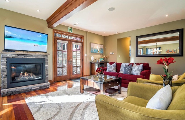 Shale Beach House - 5 mins to Blue Mountain Village!