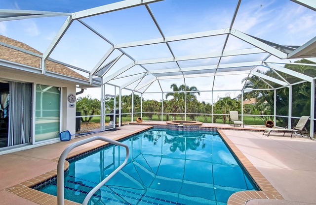 Shangri-La, full refund*, heated pool, sleeps 6