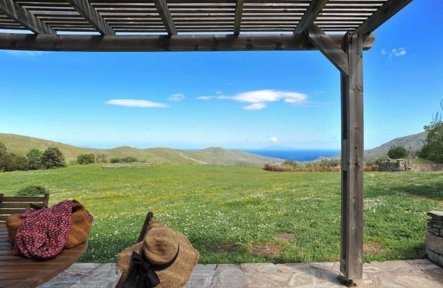 Sheepfolds, swimming pool, between sea and mountains, wide open spaces, panoramic view