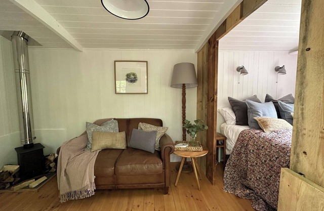 Shepherd's Hut - Sleeps 2 - Pet friendly - Parking