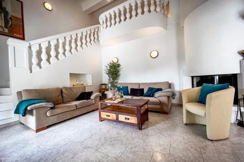 Shirley - Villa for 10 Pool Terrace - by TGB