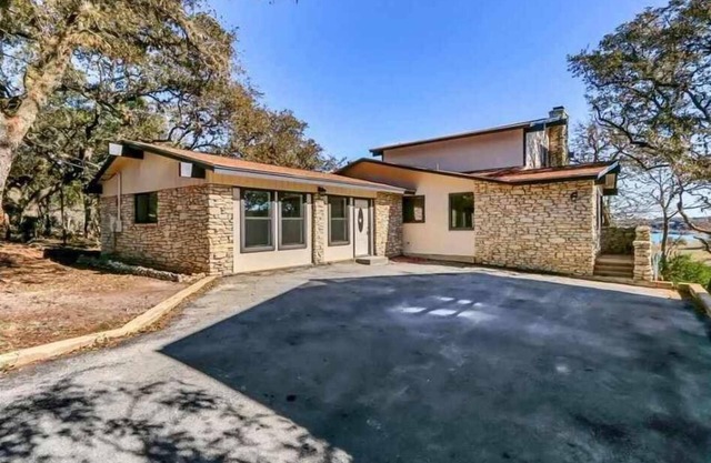 Shore Nuff, a relaxing 4-bedroom vacation home on Canyon Lake