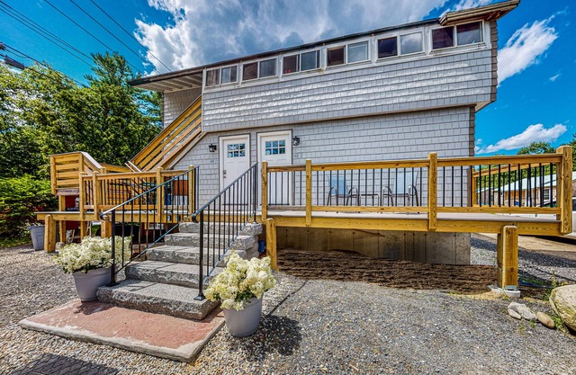 Shorebreeze Inn | Tri-Plex in Kennebunk, Family Fun, Pool, Outdoor games