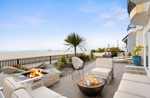 Shoreline by AvantStay | Spectacular Beachfront Home w/FirePit, Spa & Pool Table