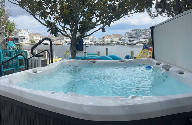Shorely Nice 40'feet private Waterfront XL 2ndFL Jacuzzi Dock Beach Arcade FUN
