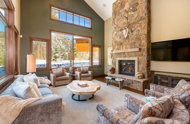 Short Walk to River Run, Private Hot Tub, Tons of Sunshine and Natural Light