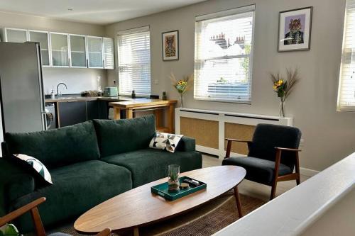 Sienna's 2 - bedroom apartment, London, N1.