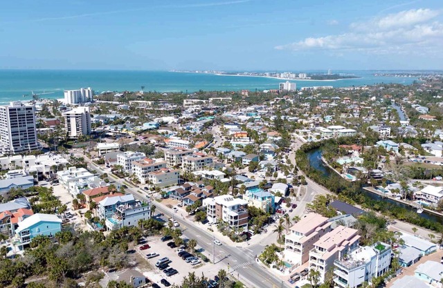 Siesta Beachfront Paradise: Infinity Pool & Spa!
