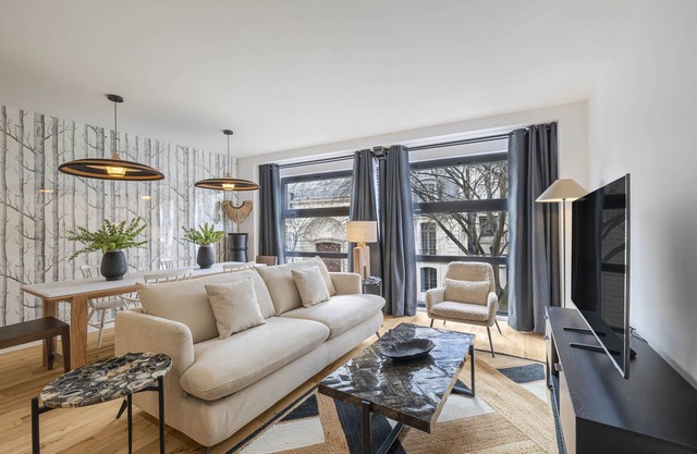 Signature, 2BR/2BA, 6 people