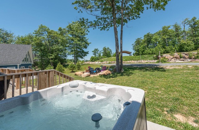 Signature Rustic Escape w/Fire Pit, Pool Table & Hot Tub