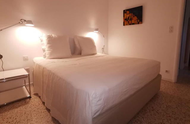 Silence Provence: a quiet room and table d'hôtes on the edge of the village.