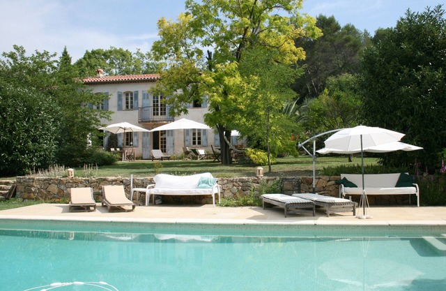Silence, space, large swimming pool, countryside, near Valbonne.
