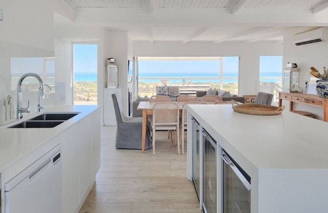 Silver Sands White House - Beachfront Oasis