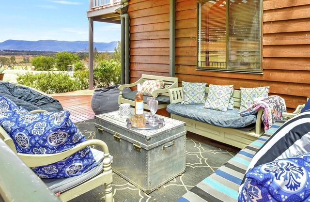 Silver Springs (4br) Cottage, with Wifi, Views, Olives and Space