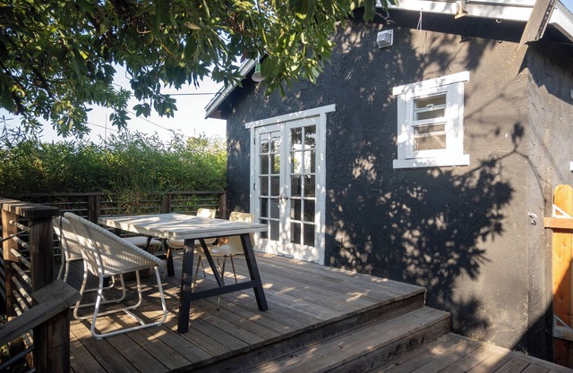 Silverlake's Bali Bungalow - ideal location, private balcony, A/C, free laundry!