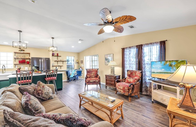 Simple Elegance! Just minutes to Ft Myers Beach and Sanibel Island