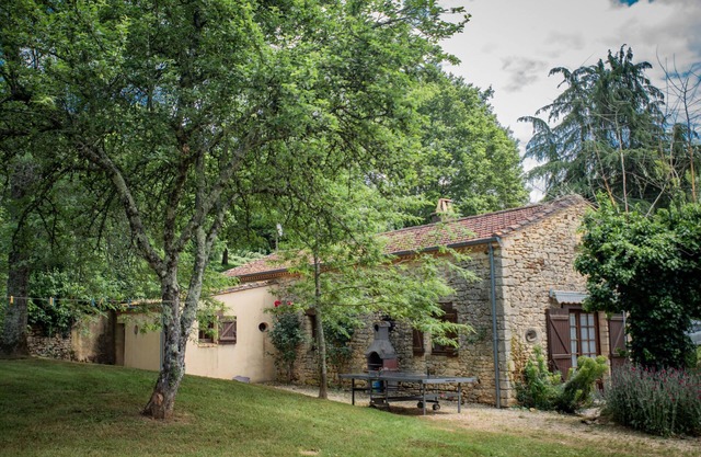 Single-floor gîte with large garden