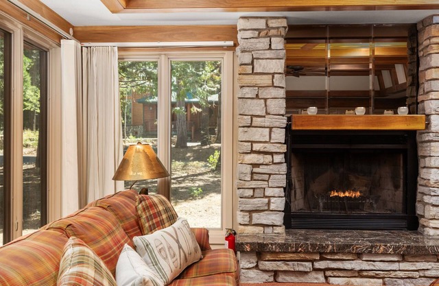 Single level-Fenced in yard for pets & kids!