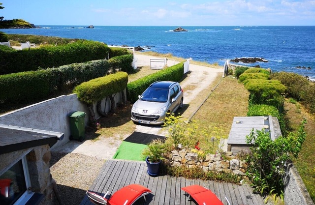 Single-storey house facing the sea