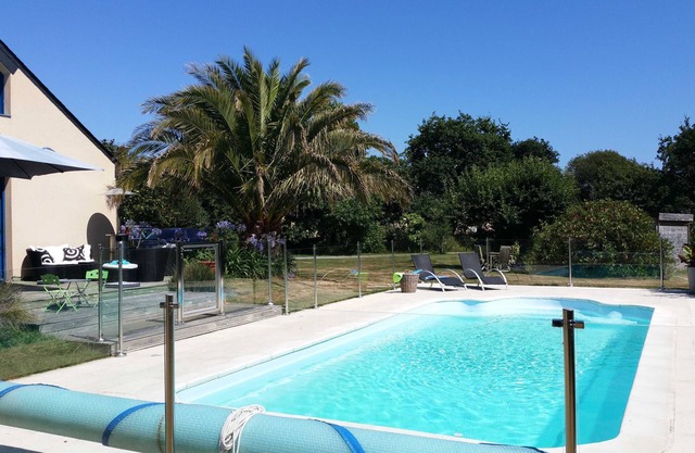 single-storey house, secure swimming pool, 1 km from the sea