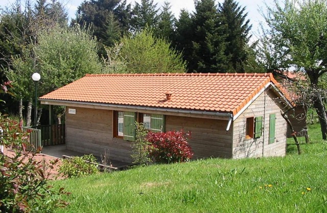 Single-story chalet with terrace, pets allowed