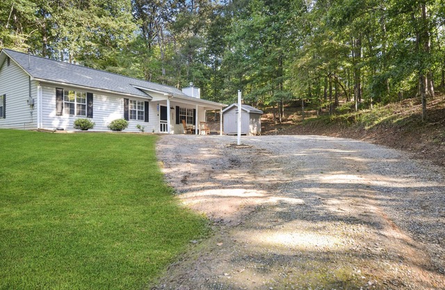 Single Story Modern Cabin! Fireplace, Games & Firepit, Pool Access, Orchards!