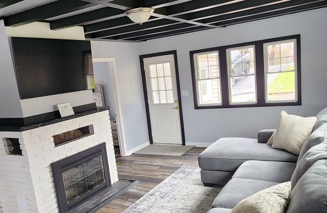 Sit back or jump in at our Restful Lake Getaway! Close to Restaurants and Parks!