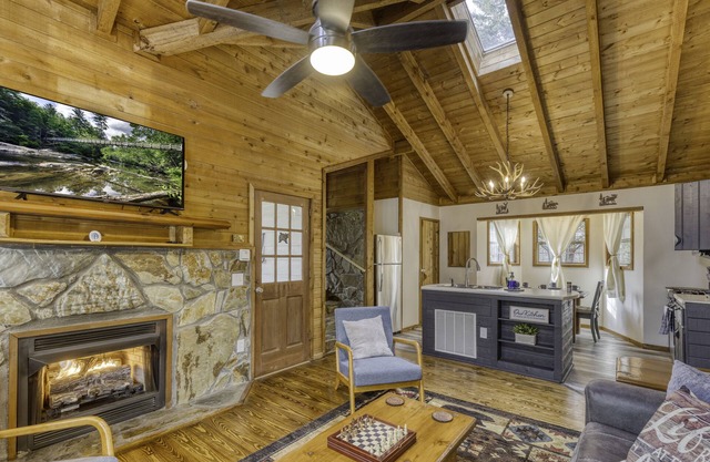 Size Matters Cabin! Indoor Hot Tub, Indoor Fire place.