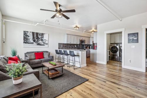 Ski and Relax Mtn-View Apt with Deck in Virginia City