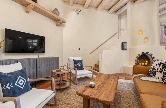 Ski Discounts! Walk to the Plaza, Stunning Views