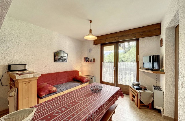 Ski-Front 2-BR Apartment with Balcony, 3.5km from Combloux Village