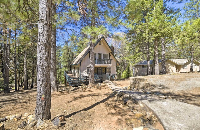 Ski, Golf & Hike: Cabin w/Deck in Pioneer!