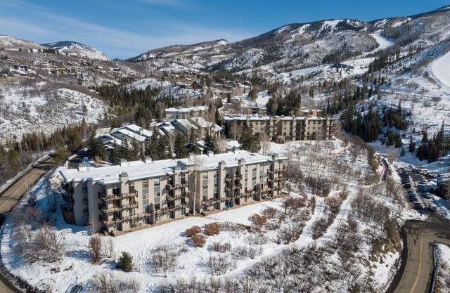 Ski In/Out! Hot Tub, Sauna, Pool + Club Amenities - King Bed