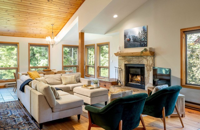 SKI IN/OUT | Renovated 2025 | Private Hot Tub | Garage | Managed By Aloha Whistler