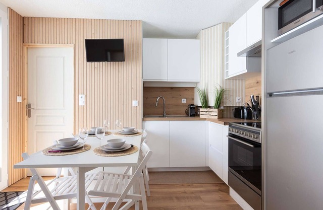 Ski-In/Ski-Out Apartment with Stunning Mountain Views, Sleeps 6, Modern Amenities