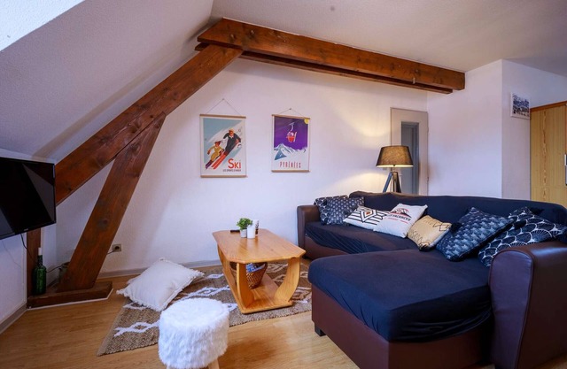 Ski-In/Ski-Out Apartment for 6 with Mountain Views, Near Ski School