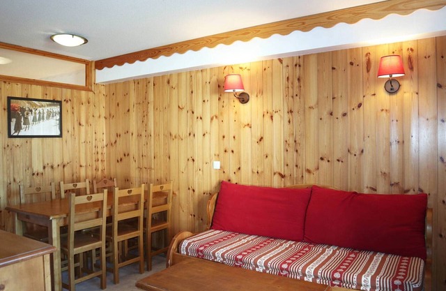 Ski-in/Ski-out 1BR Apt for 6 with Heated Pool & Sauna, Balcony, Ski Locker