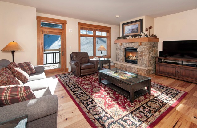 Ski-In/Ski-Out 2BR/3BA Condo with Mountain Views!