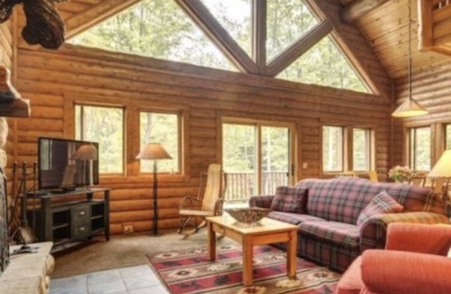 Ski-In, Ski-Out 4 Bedroom Mountain Cabin at Boyne Mountain Resort w/Hot Tub