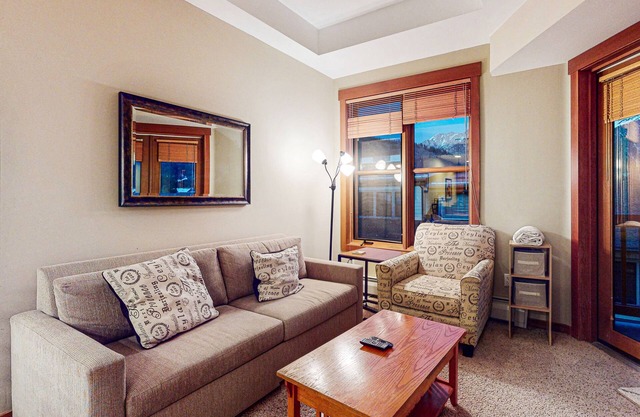 Ski-in/ski-out chalet in Village center w/shared hot tub/sauna/fitness center