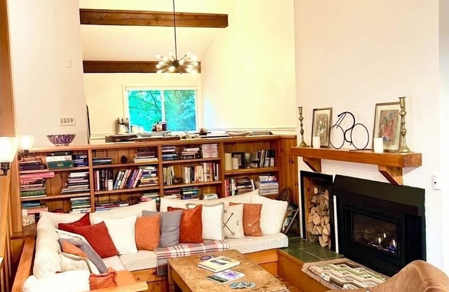 Ski-in Ski-out, Chic, Cozy & Fun, Great Location Stowe!