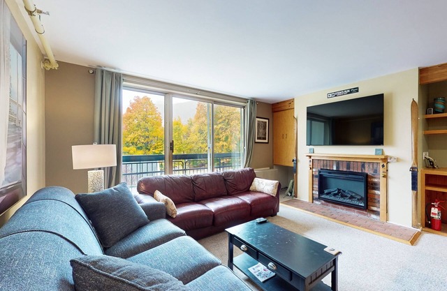 Ski-in/ski-out condo w/mountain views, balcony, wifi, TV, pool