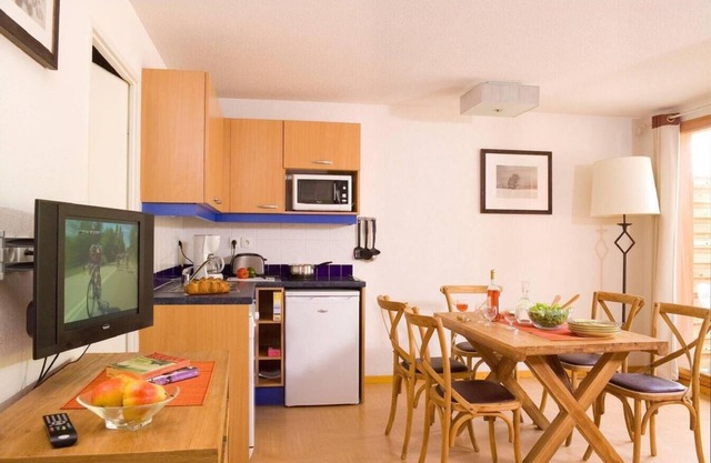 Ski-in/ski-out & foot of the slopes, swimming pool, balcony, 32m², Les Orres