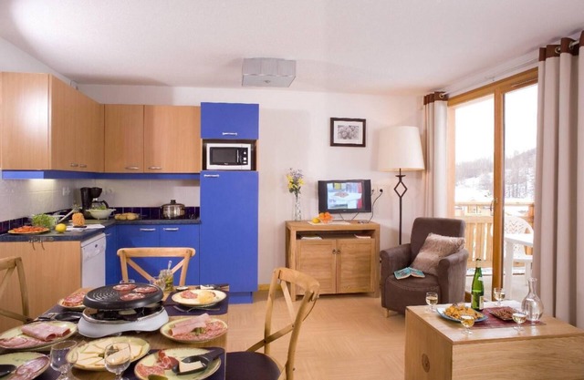 Ski-in/ski-out & foot of the slopes, view ski slopes, swimming pool, balcony, 28-29m², Les Orres