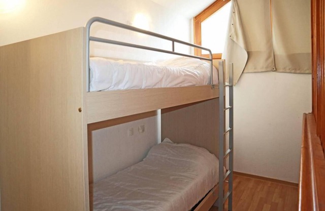 Ski-in/ski-out & foot of the slopes, 3rd floor, view mountain, swimming pool, balcony, tv