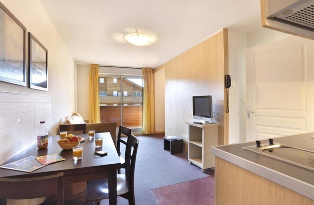 Ski-in/ski-out & foot of the slopes, fitness, swimming pool, hammam, terrace, balcony, parking, tv