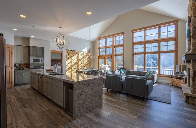 Ski-in/Ski-out Luxury 4 bed Penthouse - Late Summer and Fall Specials!