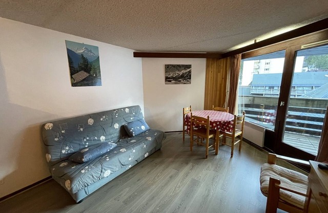 Ski-In/Ski-Out Studio with Balcony – 2nd Floor, Near Shops & Ice Rink, Pets Welcome