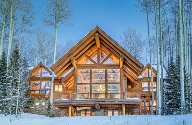 SKI-IN/SKI-OUT WITH GORGEOUS MOUNTAIN VIEWS!
