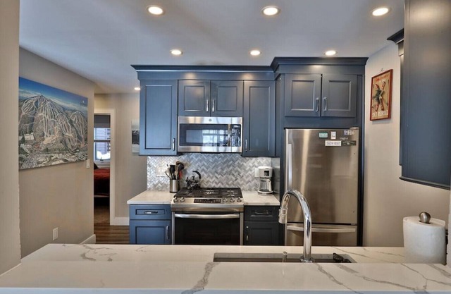 Ski on/Ski off Kettlebrook Condo w/Modern Kitchen